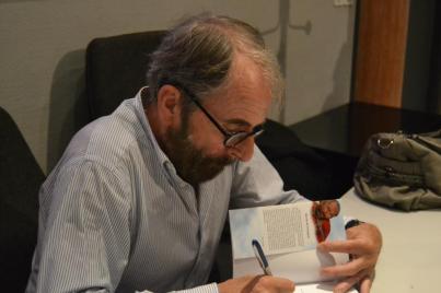 César Pérez de Tudela en la firma de libros